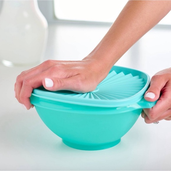 New Tupperware Square Bowl set of Servalier Tight Sealing Lids - Shades of Green - Picture 2 of 5
